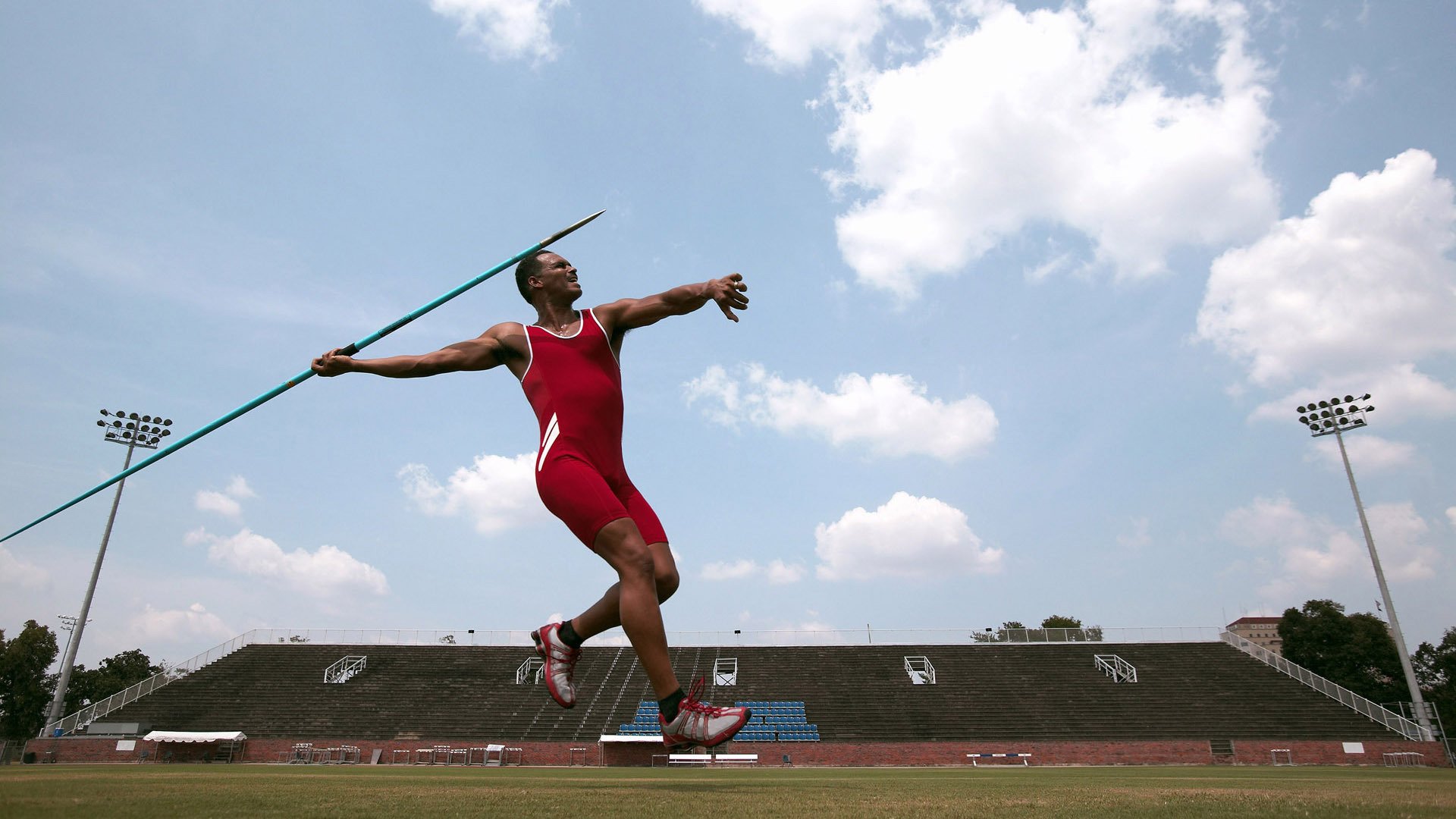 冰湖风筝滑雪赛 风力助推下选手滑行距离惊人